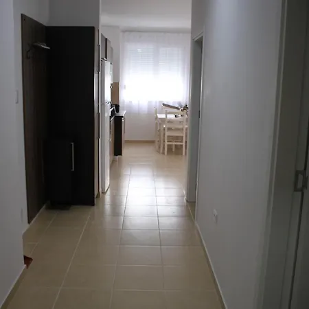 Everest Apartment