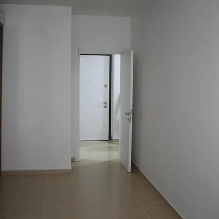 Everest Apartment