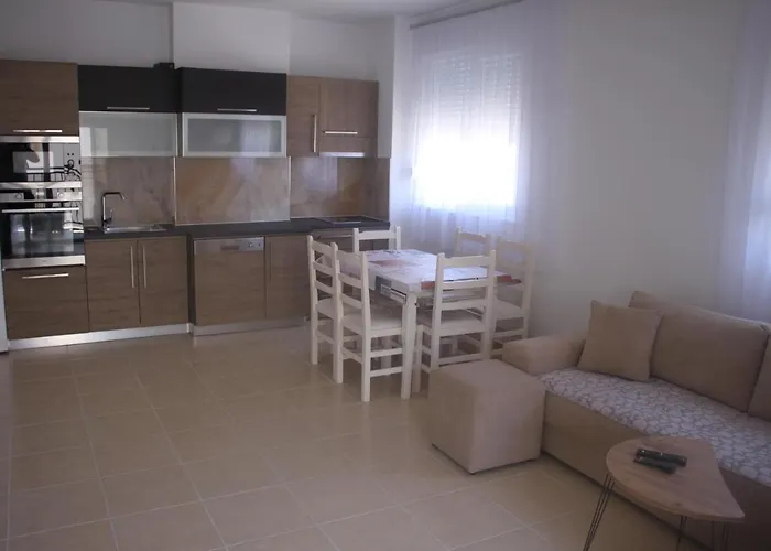 Everest Apartment